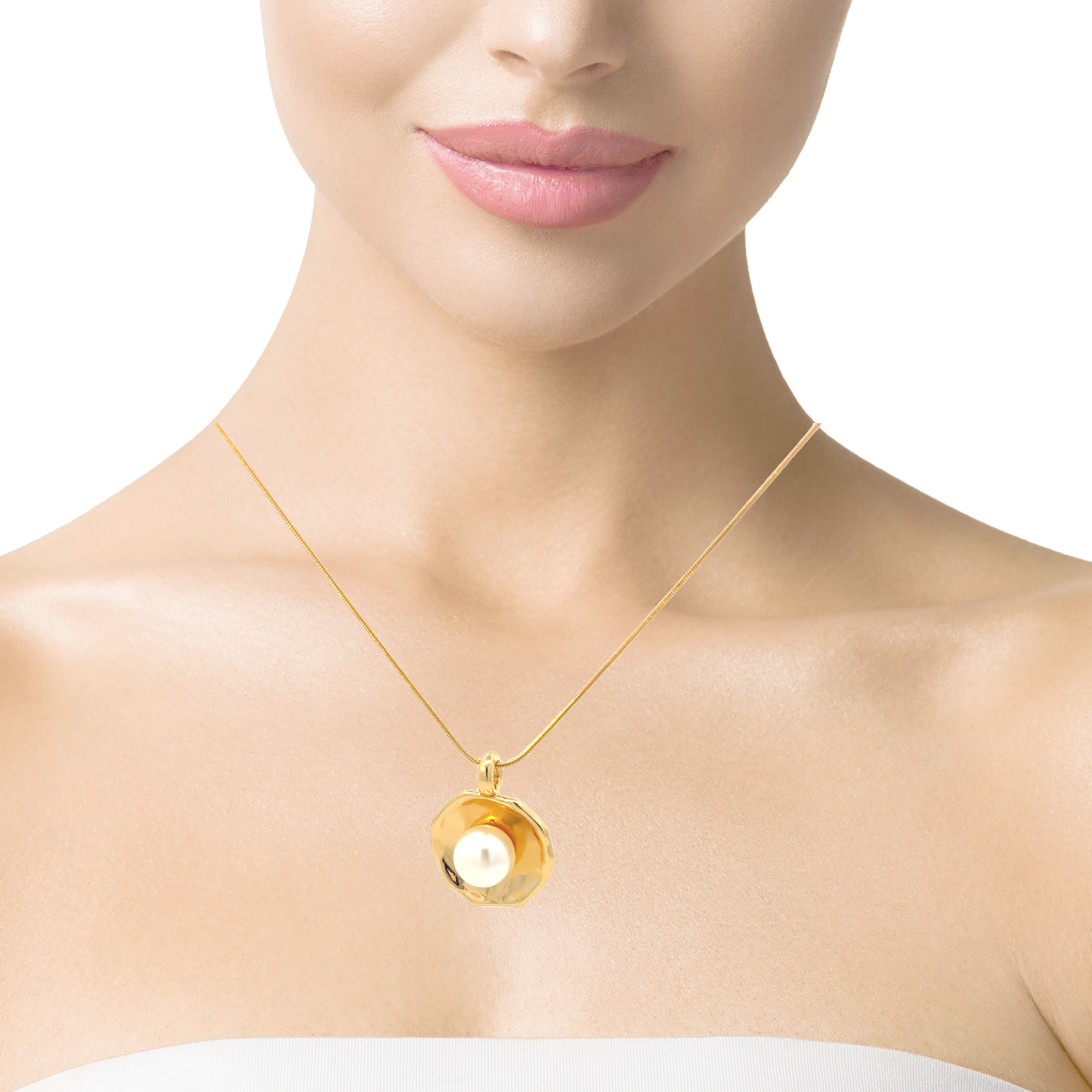 Elegant Gold Pendant with Pearl