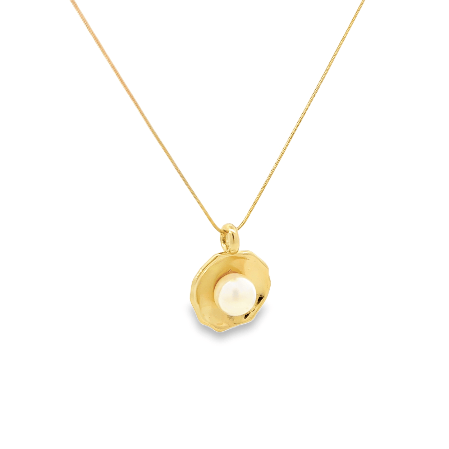 Elegant Gold Pendant with Pearl