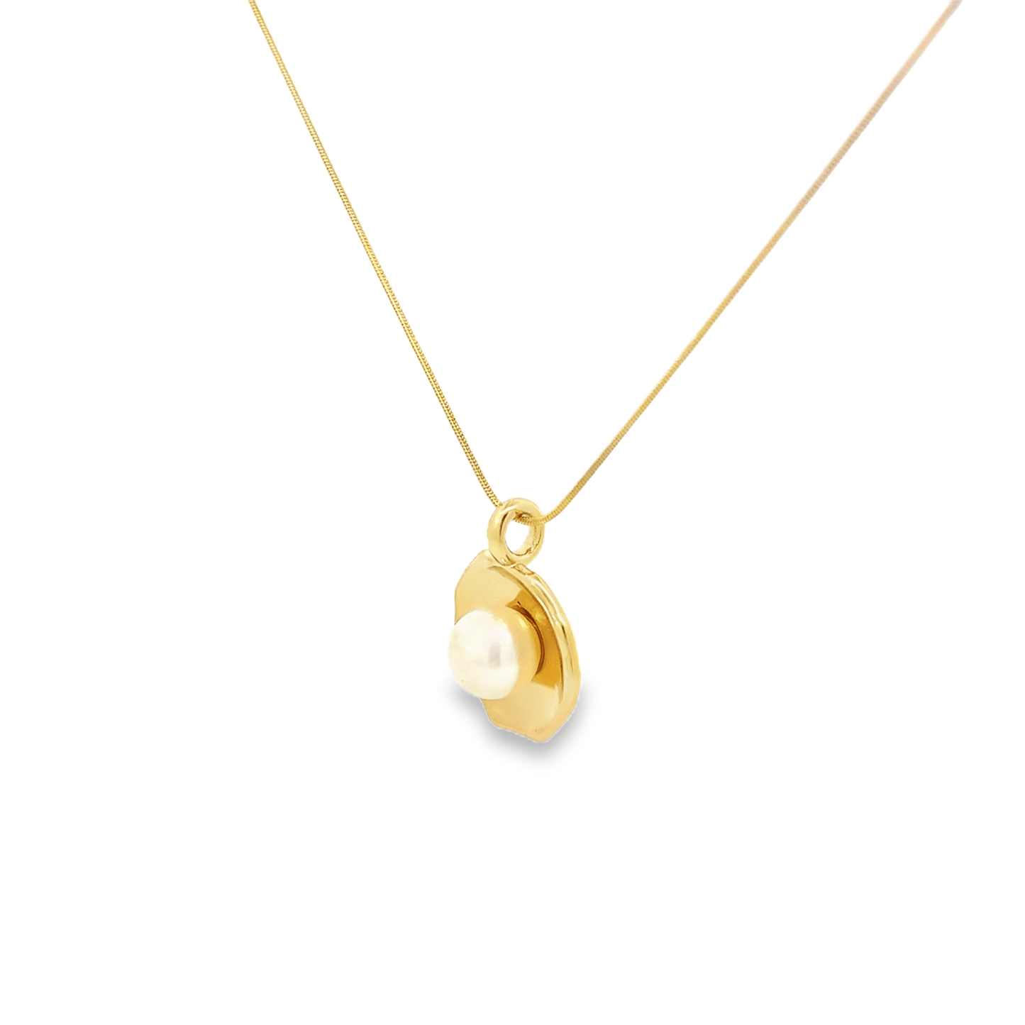 Elegant Gold Pendant with Pearl