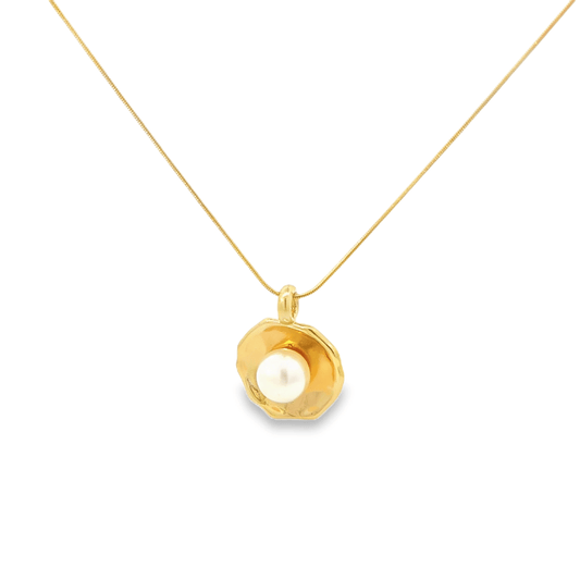 Elegant Gold Pendant with Pearl